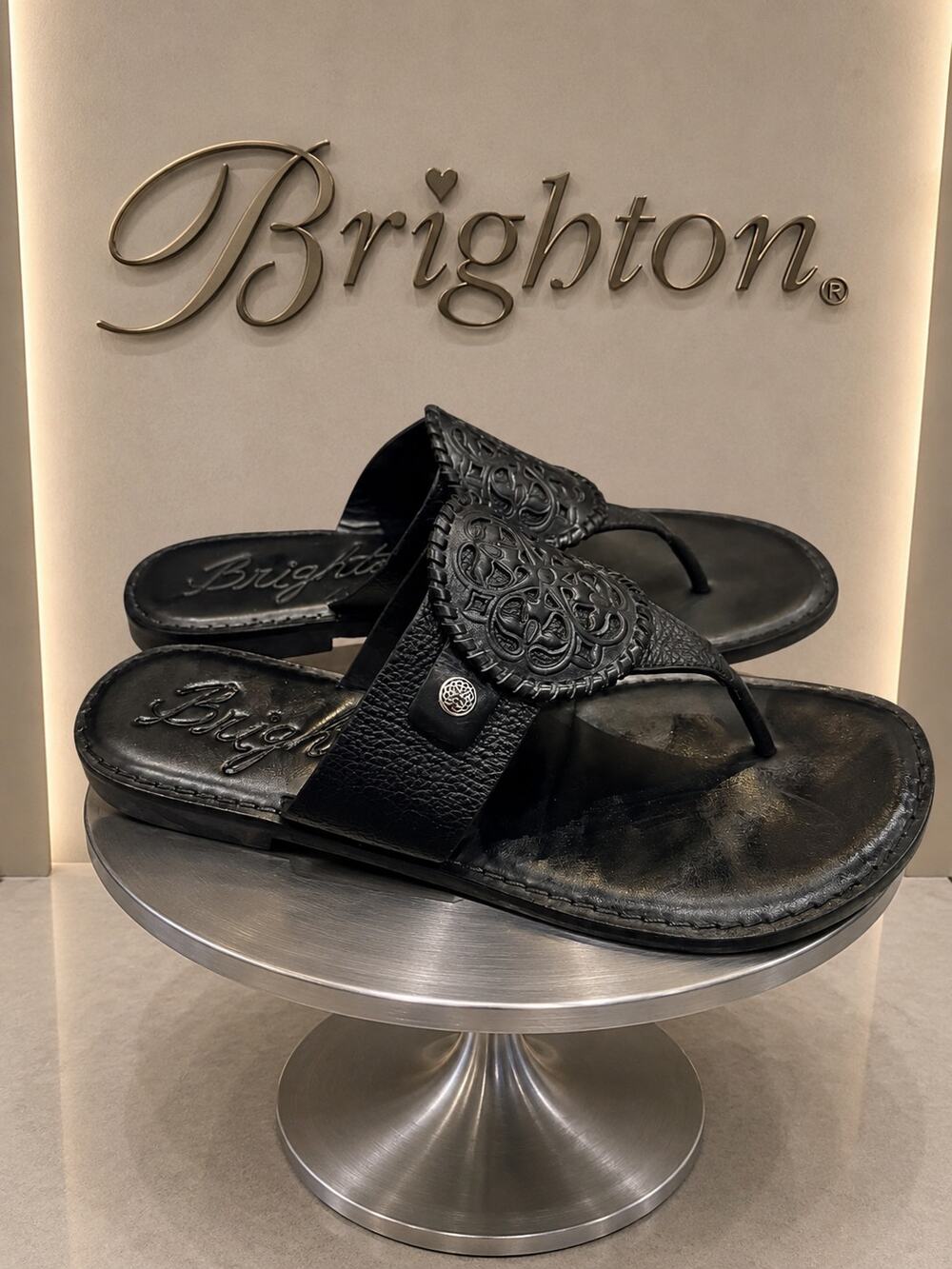 Brighton Alexa Black Leather Medallion Thong Sandals Women’s 9M